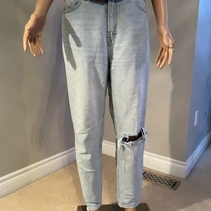 Levi’s mom jeans size 28